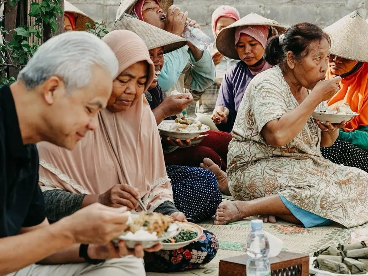 Ganjar Pranowo: Momen Kebahagiaan Makan Nasi Pecel Sambal Tumpang Bareng Ibu-Ibu di Sragen