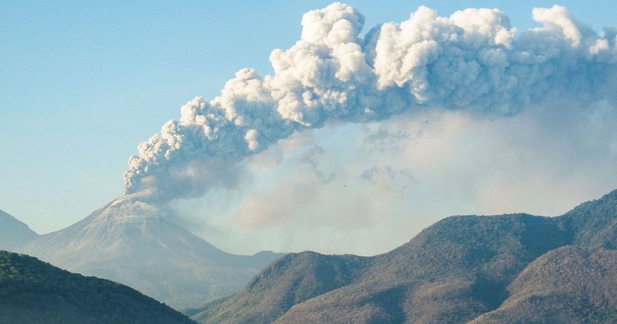 Bandara Bali 'Lumpuh' Akibat Erupsi Gunung Lewotobi Laki-laki